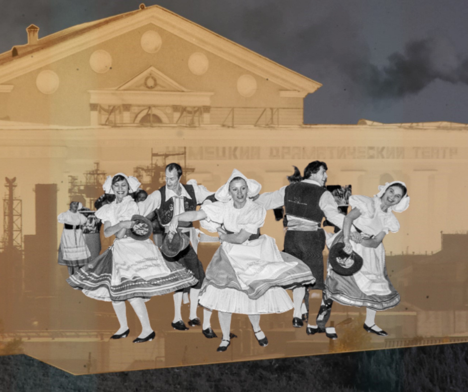 Screenshot aus der Webdoku zum Deutschen Theater in Temirtau, es handelt sich um eine Bildmontage historischer Fotos, die tanzende Menschen vor architektonischen Umrissen zeigt