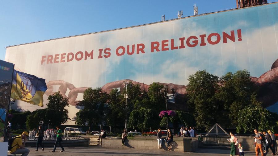 Das Bild zeigt ein Transparent auf dem Unabhängigkeitsplatz in Kyiv im Juni 2017 mit der Aufschrift "Freedom is our  Religion"