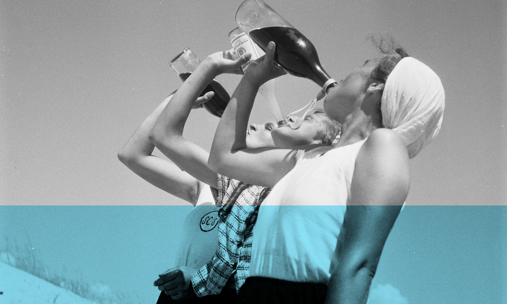 Fotografie dreier aus Flaschen trinkender Personen vor freiem Himmel