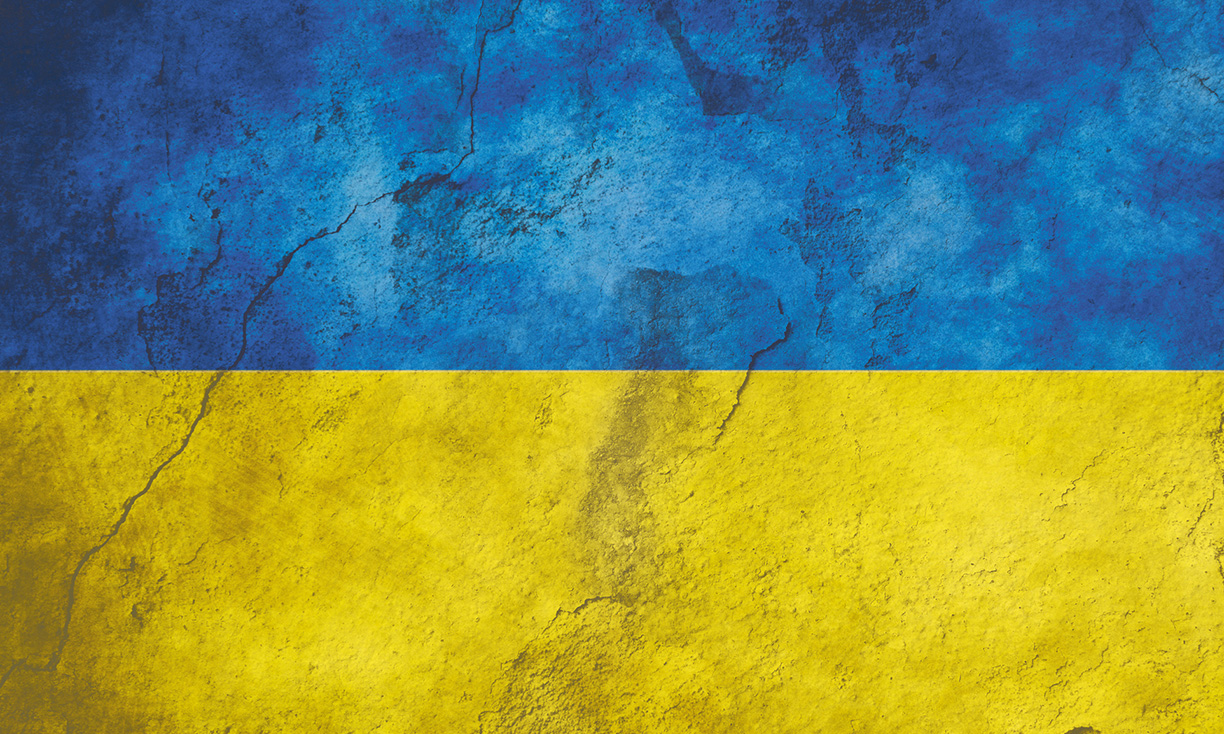 Eine steinerne Oberflächenstruktur, eingefärbt in den Farben der ukrainischen Flagge
