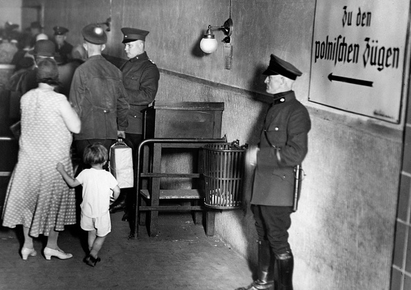 Schwarz-Weiß-Foto einer Kontrolle am Grenzbahnhof Beuthen/Bytom 1930; Bild: Weltrundschau/ullstein bild via Getty Images 