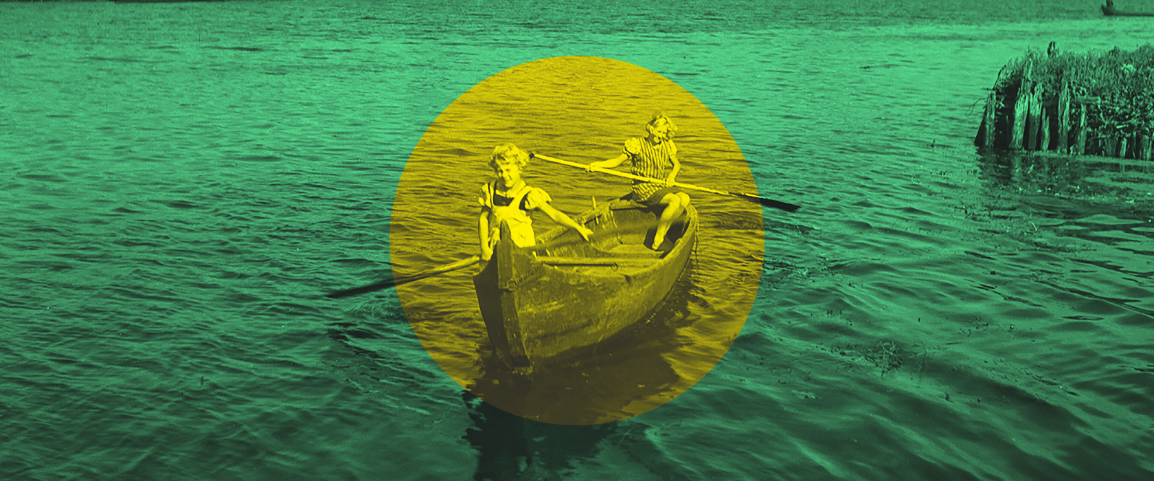 Per Bildbearbeitung eingefärbtes Foto zweier Kinder in einem Holzboot am Kurischen Haff